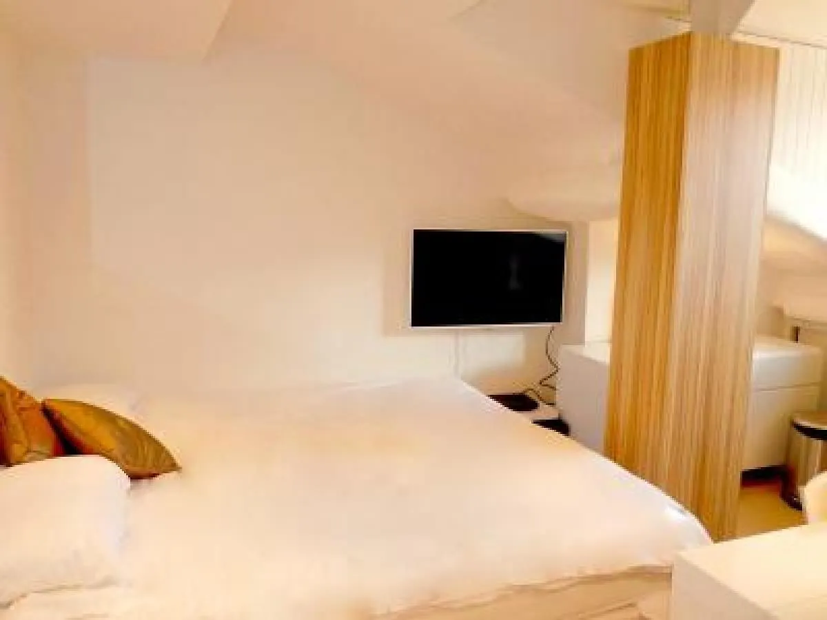 Studio Cannes: Rue d'Antibes Shopping & Beach Retreat France