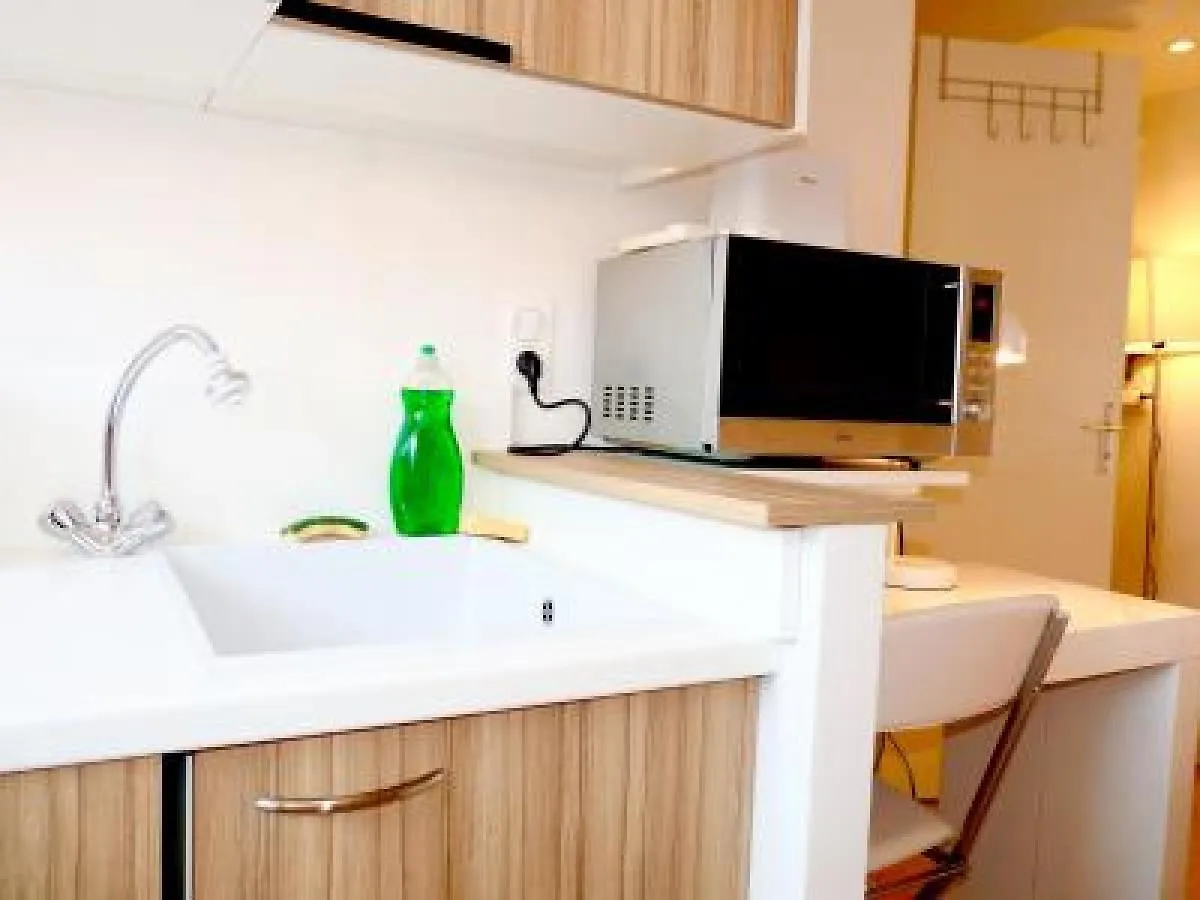 Studio Situated Right On The Rue Antibes Cannes Main Shopping Street Easy Walk To Beaches And Palais 1585 Apartmán