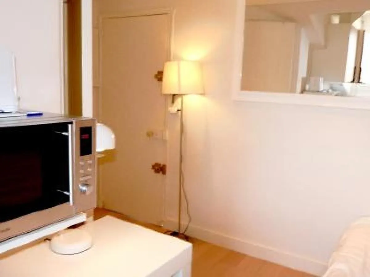 Studio Situated Right On The Rue Antibes Cannes Main Shopping Street Easy Walk To Beaches And Palais 1585 0*,  Francie